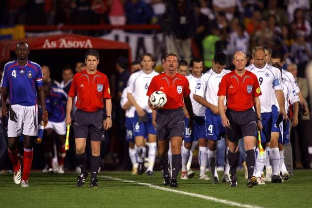 FIFA Schiedsrichter Franz Xaver Wack und die Assistenten Volker Wezel (2.v.li.) und Jan Hendrik Salver (alle Deutschland, 2.v.re.) beim Einmarsch zwischen Patrick Vieira (Frankreich, li.) und Sergej Barbarez (Bosnien Herzegowina) -  Fußball Länderspiel Herren Testspiel 2006, Test, Freundschaftsspiel, Nationalteam, Nationaltrikot, Vdig Gruppe Sergei, Sergeij, Sergey Sarajevo Fußball Länderspiel Herren Testspiel 2006, Test, Freundschaftsspiel, Nationalteam, Nationaltrikot, Vdig Gruppe Sergei, Sergeij, Sergey Sarajevo  