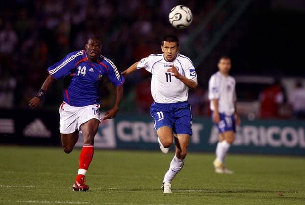 Louis Saha (Frankreich, li.) gegen Vladan Grujic (Bosnien Herzegowina) -  Fußball Länderspiel Herren Testspiel 2006, Test, Freundschaftsspiel, Nationalteam, Nationaltrikot, Vdig Gruppe Sarajevo Dynamik, Fußball Länderspiel Herren Testspiel 2006, Test, Freundschaftsspiel, Nationalteam, Nationaltrikot, Vdig Gruppe Sarajevo Dynamik,  