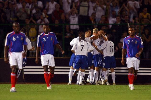 Florent Malouda (re.) und Eric Abidal (beide Frankreich, 2.v.li.) enttäuscht, während im Hintergrund die Spieler aus Bosnien und Herzegowina jubeln -  Fußball Länderspiel Herren Testspiel 2006, Test, Freundschaftsspiel, Nationalteam, Nationaltrikot, Vdig Gruppe Sarajevo Enttäuschung, Fußball Länderspiel Herren Testspiel 2006, Test, Freundschaftsspiel, Nationalteam, Nationaltrikot, Vdig Gruppe Sarajevo Enttäuschung,  
