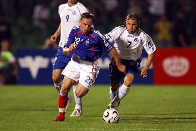 Franck Ribery (Frankreich, li.) gegen Vedin Music (Bosnien Herzegowina) -  Fußball Länderspiel Herren Testspiel 2006, Test, Freundschaftsspiel, Nationalteam, Nationaltrikot, Vdig Gruppe Frank Sarajevo Dynamik, Fußball Länderspiel Herren Testspiel 2006, Test, Freundschaftsspiel, Nationalteam, Nationaltrikot, Vdig Gruppe Frank Sarajevo Dynamik,  