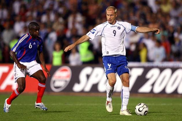 Sergej Barbarez (Bosnien Herzegowina, re.) am Ball, Rio Antonio Mavuba (Frankreich) schaut zu -  Fußball Länderspiel Herren Testspiel 2006, Test, Freundschaftsspiel, Nationalteam, Nationaltrikot, Vdig Gruppe Sarajevo Fußball Länderspiel Herren Testspiel 2006, Test, Freundschaftsspiel, Nationalteam, Nationaltrikot, Vdig Gruppe Sarajevo  