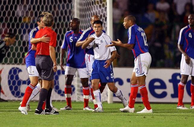 Emir Spahic (Bosnien Herzegowina, 2.v.re.), Thierry Henry (re.) und William Gallas (beide Frankreich, 3.v.li.) beschweren sich bei Schiedsrichter Dr. Franz Xaver Wack (Deutschland) -  Fußball Länderspiel Herren Testspiel 2006, Test, Freundschaftsspiel, Nationalteam, Nationaltrikot, Vdig Gruppe Sarajevo Fußball Länderspiel Herren Testspiel 2006, Test, Freundschaftsspiel, Nationalteam, Nationaltrikot, Vdig Gruppe Sarajevo  