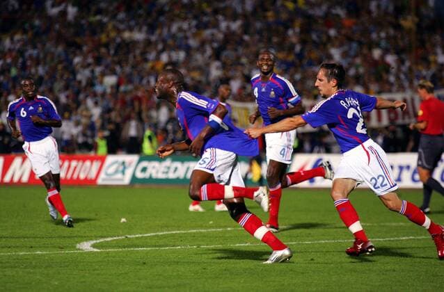 Torjubel Frankreich: Torschütze William Gallas (2.v.li.) wird von Franck Ribery (re.) eingefangen, Patrick Vieira (2.v.re.) und Rio Antonio Mavuba schauen zu -  Fußball Länderspiel Herren Testspiel 2006, Test, Freundschaftsspiel, Nationalteam, Nationaltrikot, Vdig Gruppe Sarajevo Freude, Begeisterung, Fußball Länderspiel Herren Testspiel 2006, Test, Freundschaftsspiel, Nationalteam, Nationaltrikot, Vdig Gruppe Sarajevo Freude, Begeisterung,  