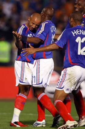 Torjubel Frankreich, v.li.: Torschütze Julien Faubert, Sylvain Wiltord, Thierry Henry und Patrick Vieira -  Fußball Länderspiel Herren Testspiel 2006, Test, Freundschaftsspiel, Nationalteam, Nationaltrikot, Vdig Gruppe Sarajevo Freude, Fußball Länderspiel Herren Testspiel 2006, Test, Freundschaftsspiel, Nationalteam, Nationaltrikot, Vdig Gruppe Sarajevo Freude,  