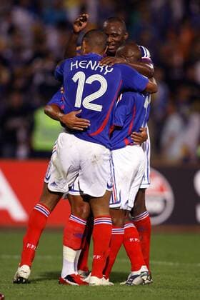 Patrick Vieira (Mitte) umarmt Thierry Henry (li.) und Sylvain Wiltord (alle Frankreich) - Torjubel -  Fußball Länderspiel Herren Testspiel 2006, Test, Freundschaftsspiel, Nationalteam, Nationaltrikot, Vdig Gruppe Sarajevo Freude, Fußball Länderspiel Herren Testspiel 2006, Test, Freundschaftsspiel, Nationalteam, Nationaltrikot, Vdig Gruppe Sarajevo Freude,  