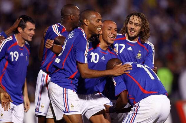 Torjubel Frankreich, v.re.: Gael Givet, Sylvain Wiltord (gebückt), Julien Faubert, Thierry Henry, Patrick Vieira und Willy Sagnol -  Fußball Länderspiel Herren Testspiel 2006, Test, Freundschaftsspiel, Nationalteam, Nationaltrikot, Vdig Gruppe Sarajevo Begeisterung, Freude, Fußball Länderspiel Herren Testspiel 2006, Test, Freundschaftsspiel, Nationalteam, Nationaltrikot, Vdig Gruppe Sarajevo Begeisterung, Freude,  