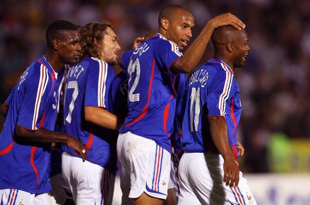 Torjubel Frankreich, v.re.: Sylvain Wiltord, Thierry Henry, Gael Givet und Eric Abidal -  Fußball Länderspiel Herren Testspiel 2006, Test, Freundschaftsspiel, Nationalteam, Nationaltrikot, Vdig Gruppe Sarajevo Fußball Länderspiel Herren Testspiel 2006, Test, Freundschaftsspiel, Nationalteam, Nationaltrikot, Vdig Gruppe Sarajevo  
