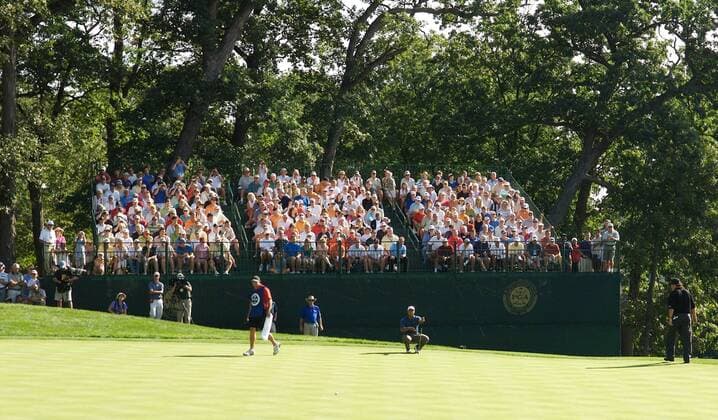 Zuschauer verfolgen das Spiel von Eldrick Tiger Woods (Mitte) und Phil Mickelson (beide USA, re.) auf dem Green Golf Herren 88. PGA Championship 2006, Tour Totale Medinah Illinois Golf Herren 88. PGA Championship 2006, Tour Totale Medinah Illinois
