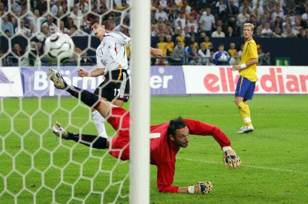 Miroslav Klose (Deutschland, li.) erzielt das 3:0 gegen Torwart Rami Shaaban (Schweden) Fußball Länderspiel Herren Freundschaftsspiel 2006, Test, Testspiel, Nationalteam, Nationaltrikot, Deutschland - Schweden 3:0 Gruppe Gelsenkirchen Dynamik, Fußball Länderspiel Herren Freundschaftsspiel 2006, Test, Testspiel, Nationalteam, Nationaltrikot, Deutschland - Schweden 3:0 Gruppe Gelsenkirchen Dynamik,
