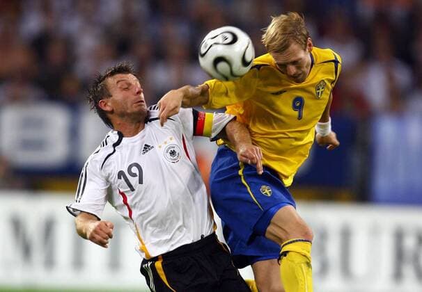 Bernd Schneider (Deutschland, li.) gegen Christian Wilhelmsson (Schweden) Fußball Länderspiel Herren Freundschaftsspiel 2006, Test, Testspiel, Nationalteam, Nationaltrikot, Deutschland - Schweden 3:0 Gruppe Gelsenkirchen Dynamik, Kampf, Fußball Länderspiel Herren Freundschaftsspiel 2006, Test, Testspiel, Nationalteam, Nationaltrikot, Deutschland - Schweden 3:0 Gruppe Gelsenkirchen Dynamik, Kampf,