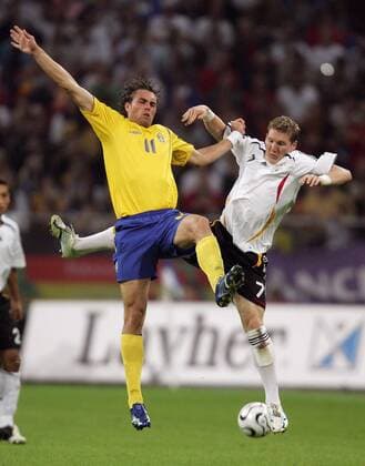 Johan Elmander (Schweden, li.) gegen Bastian Schweinsteiger (Deutschland) Fußball Länderspiel Herren Testspiel 2006, Test, Freundschaftsspiel, Nationalteam, Nationaltrikot, Deutschland - Schweden 0:3 Gruppe Gelsenkirchen Dynamik Fußball Länderspiel Herren Testspiel 2006, Test, Freundschaftsspiel, Nationalteam, Nationaltrikot, Deutschland - Schweden 0:3 Gruppe Gelsenkirchen Dynamik