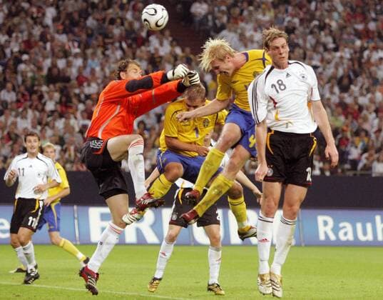 Luftkampf im deutschen Strafraum, v. li. : Torwart Jens Lehmann (Deutschland), Niclas Alexandersson und Petter Hansson (beide Schweden) und Tim Borowski (Deutschland) Fußball Länderspiel Herren Freundschaftsspiel 2006, Test, Testspiel, Nationalteam, Nationaltrikot, Gruppe Deutschland - Schweden 3:0 Gelsenkirchen Dynamik, Kampf, Fußball Länderspiel Herren Freundschaftsspiel 2006, Test, Testspiel, Nationalteam, Nationaltrikot, Gruppe Deutschland - Schweden 3:0 Gelsenkirchen Dynamik, Kampf,