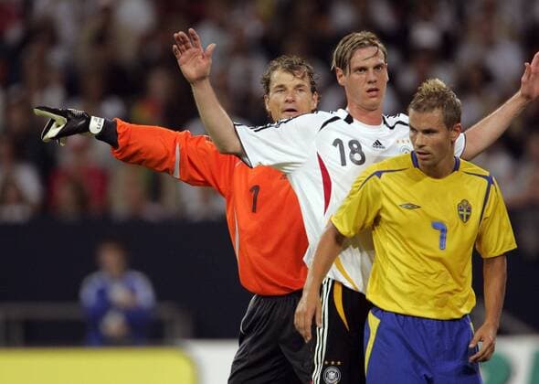 Niclas Alexandersson (Schweden, re.) vor Tim Borowski und Torwart Jens Lehmann (beide Deutschland) Fußball Länderspiel Herren Testspiel 2006, Test, Freundschaftsspiel, Nationalteam, Nationaltrikot, Deutschland - Schweden 2:0 Gruppe Gelsenkirchen Fußball Länderspiel Herren Testspiel 2006, Test, Freundschaftsspiel, Nationalteam, Nationaltrikot, Deutschland - Schweden 2:0 Gruppe Gelsenkirchen
