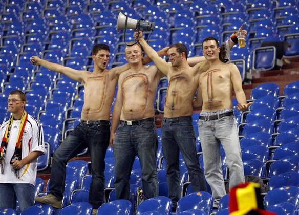 Deutsche Fangruppe präsentiert auf freien Oberkörpern ihre Jogi Körperbemalung zu Ehren von Bundestrainer Joachim Löw (Deutschland) Fußball Länderspiel Herren Freundschaftsspiel 2006, Test, Testspiel, Nationalmannschaft, Nationalteam, Vdig Gruppe Umarmung, umarmen Gelsenkirchen Fußball Länderspiel Herren Freundschaftsspiel 2006, Test, Testspiel, Nationalmannschaft, Nationalteam, Vdig Gruppe Umarmung, umarmen Gelsenkirchen