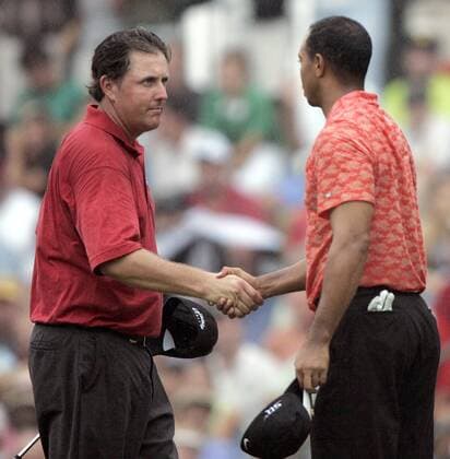 Phil Mickelson (li.) und Eldrick Tiger Woods (beide USA) - shakehands -  (MED2006081821) Golf Herren 88. PGA Championship 2006, Tour Gruppe Medinah Illinois Golf Herren 88. PGA Championship 2006, Tour Gruppe Medinah Illinois