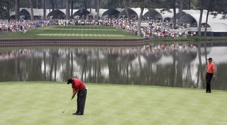 Phil Mickelson (li.) - Put, während Eldrick Tiger Woods (beide USA) auf der Medinah Country Club Golfanlage auf seinen nächsten Einsatz wartet -  (MED2006081832) Golf Herren 88. PGA Championship 2006, Tour Totale Medinah Country Club Medinah Illinois Golf Herren 88. PGA Championship 2006, Tour Totale Medinah Country Club Medinah Illinois