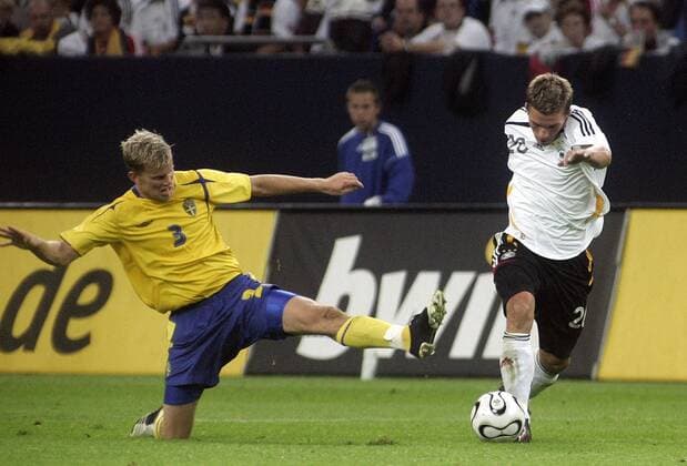 Mikael Antonsson (li., Schweden) gegen Lukas Podolski (Deutschland) Fußball Länderspiel Herren Freundschaftsspiel 2006, Test, Testspiel, Nationalteam, Nationaltrikot Gruppe Deutschland - Schweden 3:0 Gelsenkirchen Dynamik, Fußball Länderspiel Herren Freundschaftsspiel 2006, Test, Testspiel, Nationalteam, Nationaltrikot Gruppe Deutschland - Schweden 3:0 Gelsenkirchen Dynamik,