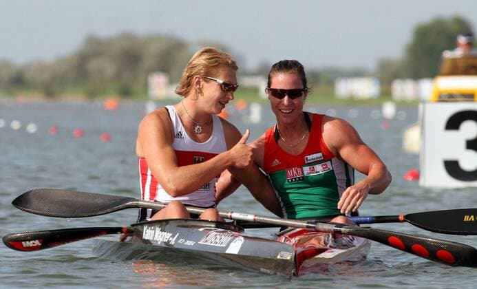 Weltmeisterin Dalma Benedek (re., Ungarn) und die Zweitplatzierte Katrin Wagner Augustin (Deutschland) Kanu Damen WM 2006, Kanusport, Kajak, Einerkajak, Einer, K 1, K1, 1er, 1 er, Nationaltrikot, Vdig Gruppe Szeged Harmonie, Freude, Kameradschaft, Kanu Damen WM 2006, Kanusport, Kajak, Einerkajak, Einer, K 1, K1, 1er, 1 er, Nationaltrikot, Vdig Gruppe Szeged Harmonie, Freude, Kameradschaft,