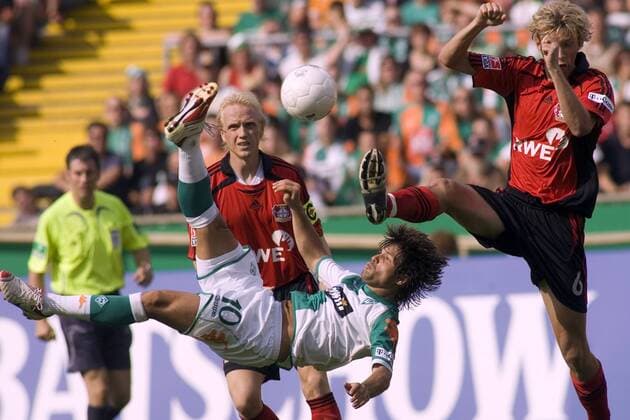 Diego (Bremen, Mitte) artistisch per Fallrückzieher, Simon Rolfes (re.) kommt zu spät und Carsten Ramelow (beide Leverkusen) bleibt nur die Rolle des anerkennenden Zuschauers Fußball 1. BL Herren Saison 2006 2007, SV Werder Bremen - Bayer 04 Leverkusen 2:1 Gruppe Bremen Dynamik, Fußball 1. BL Herren Saison 2006 2007, SV Werder Bremen - Bayer 04 Leverkusen 2:1 Gruppe Bremen Dynamik,