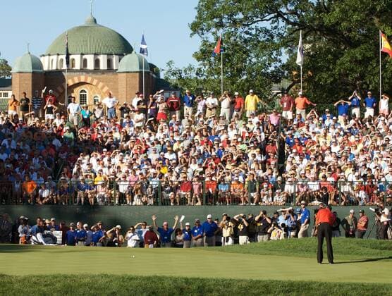 Eldrick Tiger Woods (USA) - Put am 18. Loch vor der überfüllten Tribüne des Medinah Country Clubs Golf Herren 88. PGA Championship 2006, Tour Totale Medinah, Illinois Golf Herren 88. PGA Championship 2006, Tour Totale Medinah, Illinois
