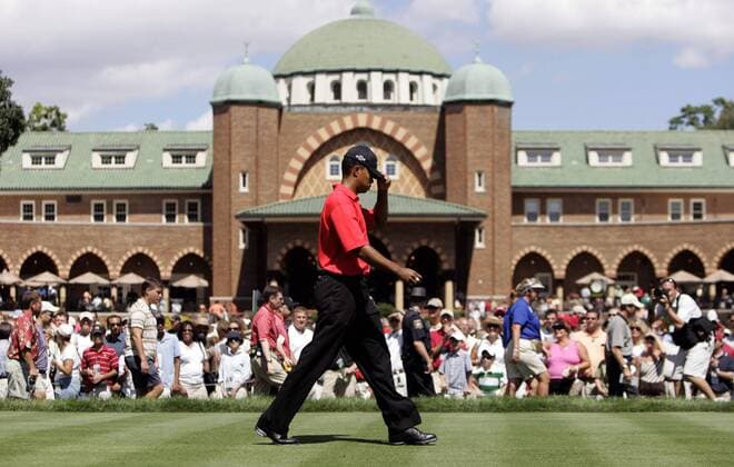 Eldrick Tiger Woods (USA) passiert das Clubhouse des Medinah Country Clubs wie bei einem Walk Off -  (MED2006082003) Golf Herren 88. PGA Championship 2006, Tour Einzelbild Medinah, Illinois Golf Herren 88. PGA Championship 2006, Tour Einzelbild Medinah, Illinois