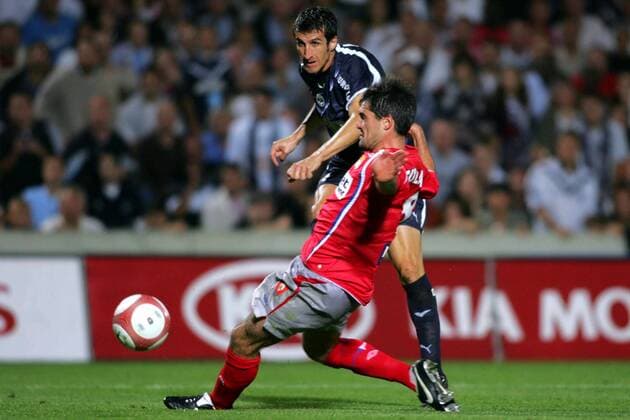 Johan Micoud (Bordeaux, li.) gegen Jeremy Toulalan (Lyon) -  Fußball Herren Ligue 1 2006 2007, 1. Französische Liga, Olympique Lyonnais Gruppe Bordeaux Fußball Herren Ligue 1 2006 2007, 1. Französische Liga, Olympique Lyonnais Gruppe Bordeaux  