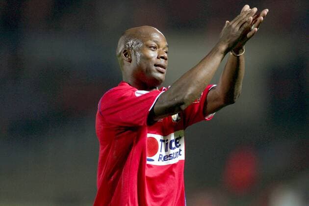 Sylvain Wiltord (Lyon) bedankt sich beim Publikum -  Fußball Herren Ligue 1 2006 2007, 1. Französische Liga, Olympique Lyonnais Einzelbild Bordeaux Fußball Herren Ligue 1 2006 2007, 1. Französische Liga, Olympique Lyonnais Einzelbild Bordeaux  