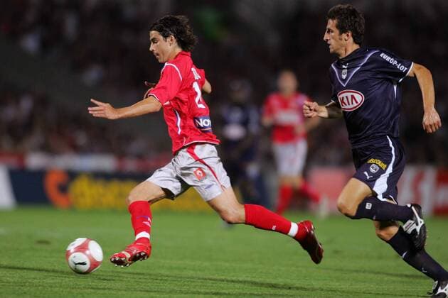 Tiago (Lyon, li.) verfolgt von Johan Micoud (Bordeaux) -  Fußball Herren Ligue 1 2006 2007, 1. Französische Liga, Girondins de Bordeaux - Olympique Lyonnais 1:2 Gruppe Bordeaux Dynamik Fußball Herren Ligue 1 2006 2007, 1. Französische Liga, Girondins de Bordeaux - Olympique Lyonnais 1:2 Gruppe Bordeaux Dynamik  