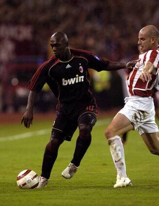 Clarence Seedorf (Milan, li.) gegen Dusan Djokic (Roter Stern Belgrad) Fußball EC 1 Herren Champions League Qualifikation 2006 2007, Roter Stern Belgrad - AC Mailand 1:2 Gruppe Belgrad Dynamik, Fußball EC 1 Herren Champions League Qualifikation 2006 2007, Roter Stern Belgrad - AC Mailand 1:2 Gruppe Belgrad Dynamik,
