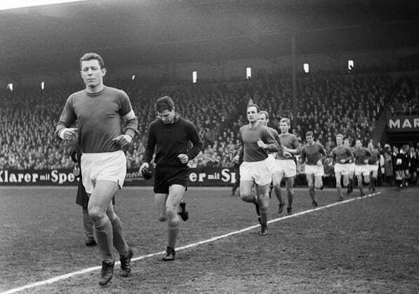 Einmarsch Schalke v.li.: Manfred Kreuz, Torwart Josef Elting, Hans Jürgen Becher, Alfred Pyka, Heinz Pliska, Friedel Rausch und Klaus Fichtel Fußball 1. BL Herren Saison 1965 1966, FC Schalke 04, Vneg, Vsw Totale Gelsenkirchen Fußball 1. BL Herren Saison 1965 1966, FC Schalke 04, Vneg, Vsw Totale Gelsenkirchen