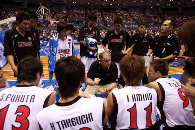 Nationaltrainer Zeljko Pavlicevic (Japan, Mitte) gibt seinen Spielern Anweisungen in der Auszeit Basketball WM Herren WM 2006, Länderspiel, Nationalteam, Nationaltrikot, Gruppe B Gruppe Hiroshima Basketball WM Herren WM 2006, Länderspiel, Nationalteam, Nationaltrikot, Gruppe B Gruppe Hiroshima