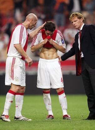 Co Trainer Alfons Groenendijk (re.) und Jaap Stam (li.) trösten den enttäuschten Thomas Vermaelen (alle Ajax) -  Fußball EC 1 Herren Champions League Qualifikation 2006 2007, Ajax Amsterdam Gruppe Amsterdam Enttäuschung, Fußball EC 1 Herren Champions League Qualifikation 2006 2007, Ajax Amsterdam Gruppe Amsterdam Enttäuschung,