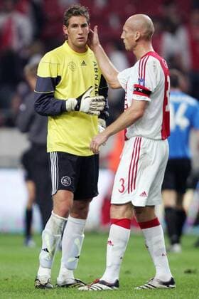 Jaap Stam tröstet den enttäuschten Torwart Maarten Stekelenburg (beide Ajax) -  Fußball EC 1 Herren Champions League Qualifikation 2006 2007, Ajax Amsterdam Gruppe Amsterdam Enttäuschung, Fußball EC 1 Herren Champions League Qualifikation 2006 2007, Ajax Amsterdam Gruppe Amsterdam Enttäuschung,