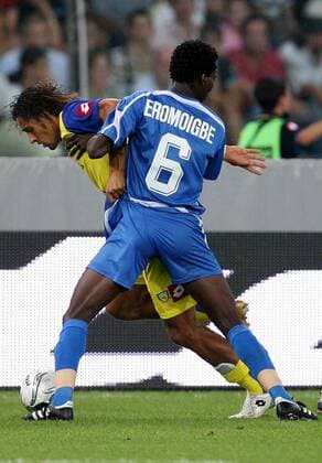 Carvalho de Oliveira Amauri (Chievo Verona, li.) gegen Richard Eromoigbe (Levski Sofia) -  Fußball EC 1 Herren Champions League Qualifikation 2006 2007, Chievo Verona - PFK Levski Sofia 2:2 Gruppe Verona Dynamik, Kampf, Fußball EC 1 Herren Champions League Qualifikation 2006 2007, Chievo Verona - PFK Levski Sofia 2:2 Gruppe Verona Dynamik, Kampf,