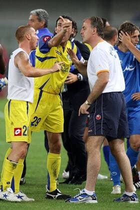 Davide Mandelli (Mitte) und Michele Marcolini (beide Chievo Verona, li.) diskutieren mit einem Betreuer von Levski Sofia -  Fußball EC 1 Herren Champions League Qualifikation 2006 2007, Chievo Verona - PFK Levski Sofia 2:2 Gruppe Verona Fußball EC 1 Herren Champions League Qualifikation 2006 2007, Chievo Verona - PFK Levski Sofia 2:2 Gruppe Verona