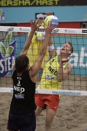 Mathijs Mast (re.) - Schmetterball gegen den Block von Reinder Nummerdor (beide Niederlande) Beachvolleyball Herren Nestea European Championship Final 2006, Finale, Tour Gruppe Den Haag Dynamik, Abwehr, Beachvolleyball Herren Nestea European Championship Final 2006, Finale, Tour Gruppe Den Haag Dynamik, Abwehr,