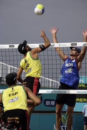 Raul Mesa (Spanien, li.) gegen Kjell Arne Göranson (Norwegen) Beachvolleyball Herren Nestea European Championship Final 2006, Finale, Tour Gruppe Den Haag Dynamik, Beachvolleyball Herren Nestea European Championship Final 2006, Finale, Tour Gruppe Den Haag Dynamik,