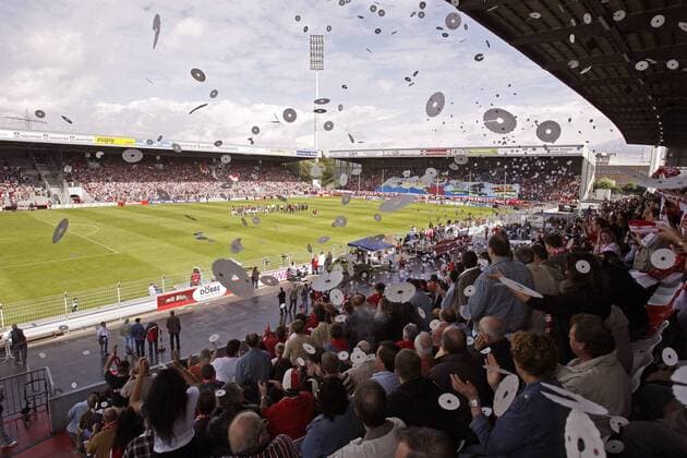 Im Georg Melches Stadion fliegen vor einer Partie der Heimmannschaft Rot Weiß Essen die Bierdeckel Fußball 2. BL Herren Saison 2006 2007, Rot Weiss Essen RW, RWE Totale Georg Melches Stadion Essen Freude, Fußball 2. BL Herren Saison 2006 2007, Rot Weiss Essen RW, RWE Totale Georg Melches Stadion Essen Freude,