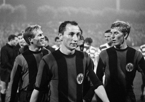 Abgang Frankfurt v.li.: Siegfried Bronnert, Fahrudin Jusufi und Jürgen Grabowski Fußball 1. BL Herren Saison 1967 1968, Eintracht Frankfurt, Vneg, Vsw Gruppe Duisburg Freude, Fußball 1. BL Herren Saison 1967 1968, Eintracht Frankfurt, Vneg, Vsw Gruppe Duisburg Freude,