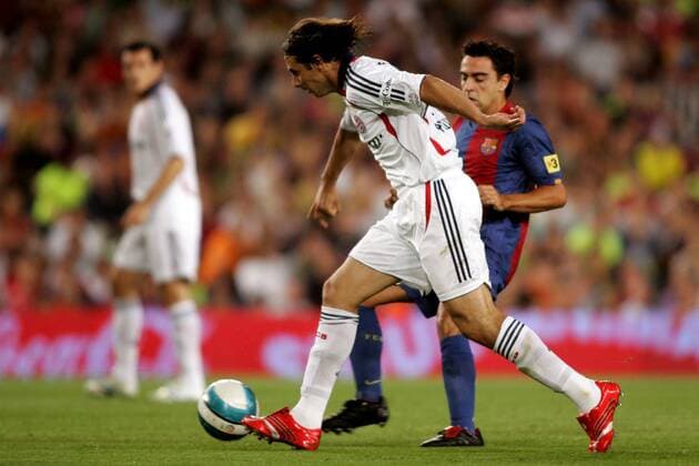 Claudio Pizarro (Bayern, li.) gegen Xavi (FC Barcelona) -  Fußball Herren Trofeo Joan Gamper 2006 2007, FC Barcelona - FC Bayern München 4:0, Barca Gruppe Testspiel, Test Barcelona Dynamik, Fußball Herren Trofeo Joan Gamper 2006 2007, FC Barcelona - FC Bayern München 4:0, Barca Gruppe Testspiel, Test Barcelona Dynamik,