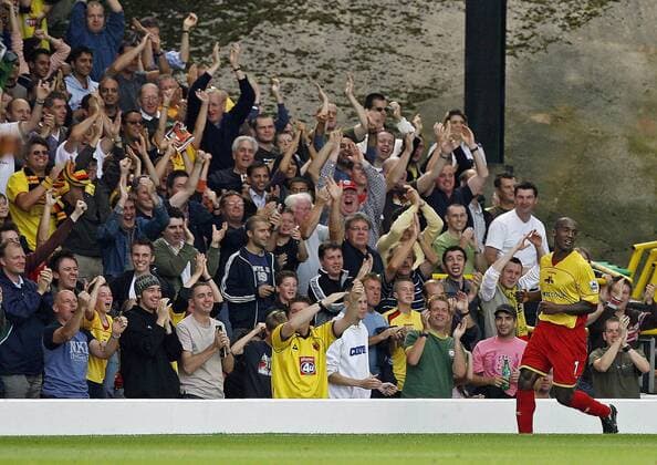 Damien Francis (Watford) - Torjubel vor den Fans - EDITORIAL USE ONLY. No use with unauthorised audio, video, data, fixture lists, club league logos or live services. Online in-match use limited to 120 images, no video emulation. No use in betting, games or single club league player publications. Fußball Herren English Premier League 2006 2007, 1. Englische Liga, FC Watford Totale Watford Freude, Fußball Herren English Premier League 2006 2007, 1. Englische Liga, FC Watford Totale Watford Freude,