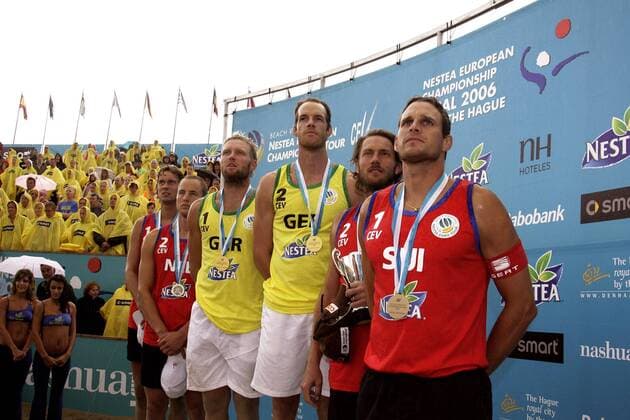 Julius Brink (3.v.li.) und Christoph Dieckmann (3.v.re., beide Deutschland) gewinnen die Europameisterschaft 2006 vor Jochem de Gruijter (li.) mit Gijs Ronnes (2.v.li., beide Niederlande) und Stefan Kobel (re.) mit Patrick Heuscher (beide Schweiz) Beachvolleyball EM Herren Nestea European Championship Final 2006, Finale, Tour, Beach Gruppe Den Haag Beachvolleyball EM Herren Nestea European Championship Final 2006, Finale, Tour, Beach Gruppe Den Haag