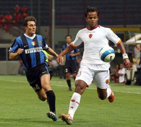 Mancini (Roma, re.) gegen Javier Zanetti (Inter) -  Fußball Herren Italienischer Supercup 2006, FC Internazionale Mailand - AS Rom 4:3 n. V., Supercoppa di Lega Gruppe Mailand Dynamik, Fußball Herren Italienischer Supercup 2006, FC Internazionale Mailand - AS Rom 4:3 n. V., Supercoppa di Lega Gruppe Mailand Dynamik,