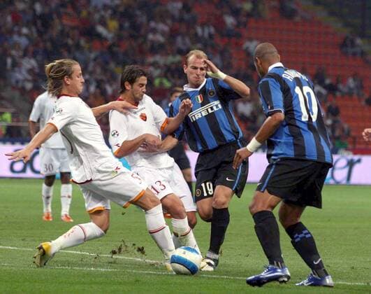 Cristian Chivu (2. v. li.) und Philippe Mexes (li., beide Roma) gegen Esteban Cambiasso (2. v. re.) und Adriano (beide Inter) -  Fußball Herren Italienischer Supercup 2006, FC Internazionale Mailand - AS Rom 4:3 n. V., Supercoppa di Lega Gruppe Mailand Dynamik, Fußball Herren Italienischer Supercup 2006, FC Internazionale Mailand - AS Rom 4:3 n. V., Supercoppa di Lega Gruppe Mailand Dynamik,