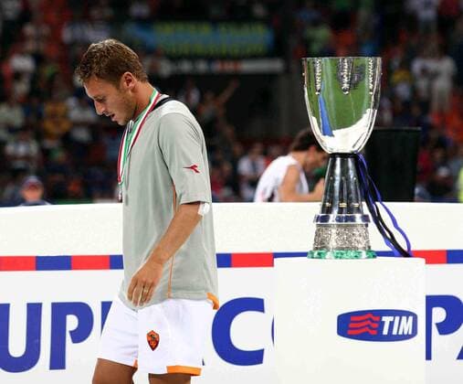 Francesco Totti (Roma) läuft nach der Niederlage im italienischen Supercup 2006 enttäuscht an der Trophäe vorbei - Fußball Herren Italienischer Supercup 2006, AS Rom, Supercoppa di Lega, Serie A 2007, 1. Italienische Liga Einzelbild Mailand Enttäuschung, Fußball Herren Italienischer Supercup 2006, AS Rom, Supercoppa di Lega, Serie A 2007, 1. Italienische Liga Einzelbild Mailand Enttäuschung,