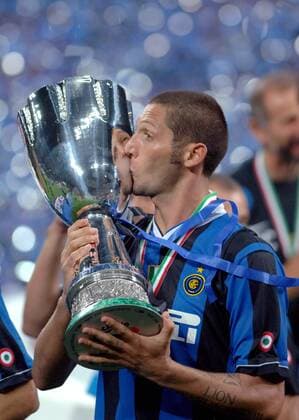 Marco Materazzi (Inter) küsst stolz die Trophäe für den Gewinn des italienischen Supercups 2006 - Fußball Herren Italienischer Supercup 2006, FC Internazionale Mailand, Supercoppa di Lega, 1. Italienische Liga Einzelbild Mailand Freude, Fußball Herren Italienischer Supercup 2006, FC Internazionale Mailand, Supercoppa di Lega, 1. Italienische Liga Einzelbild Mailand Freude,