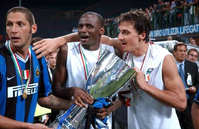 Patrick Vieira (Mitte), Marco Materazzi (li.) und Zlatan Ibrahimovic (alle Inter) präsentieren stolz die Trophäe für den Gewinn des italienischen Supercups 2006 - Fußball Herren Italienischer Supercup 2006, FC Internazionale Mailand, Supercoppa di Lega, 1. Italienische Liga Gruppe Mailand Freude, Fußball Herren Italienischer Supercup 2006, FC Internazionale Mailand, Supercoppa di Lega, 1. Italienische Liga Gruppe Mailand Freude,