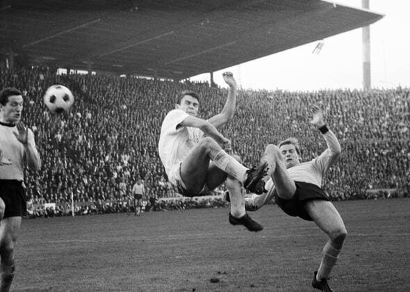 Herbert Laumen (Mitte, Gladbach) gegen Theodor Redder (re.) und Gerd Peehs (beide BVB) Fußball 1. BL Herren Saison 1967 1968, Borussia Mönchengladbach - Borussia Dortmund 2:2, Vneg, Vsw Gruppe o0 Aufmacher Mönchengladbach Dynamik, Fußball 1. BL Herren Saison 1967 1968, Borussia Mönchengladbach - Borussia Dortmund 2:2, Vneg, Vsw Gruppe o0 Aufmacher Mönchengladbach Dynamik,