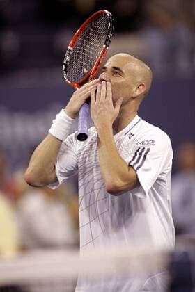 Andre Agassi (USA) verteilt nach überstandener erster Runde bei den US Open 2006 Kusshände - (Icon33039123) Tennis Herren US Open 2006, ATP Tour, Grand Slam, Einzelbild Flushing Meadow, Meadows New York Freude, Tennis Herren US Open 2006, ATP Tour, Grand Slam, Einzelbild Flushing Meadow, Meadows New York Freude, EDITORIAL USE ONLY