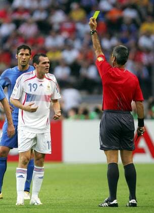 FIFA Schiedsrichter Horacio Elizondo (Argentinien) zeigt Willi Sagnol (Frankreich, Mitte) die gelbe Karte, hi. Marco Materazzi (Italien) Fußball WM Herren WM 2006, Länderspiel, Nationalteam, Finale, Endspiel, Nationaltrikot Gruppe Berlin Fußball WM Herren WM 2006, Länderspiel, Nationalteam, Finale, Endspiel, Nationaltrikot Gruppe Berlin